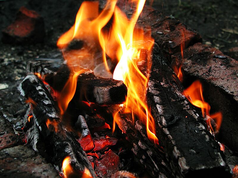 Сжигание дерева. Горение костра. Сжигание древесины. Горение древесины. Горение древесины в костре.