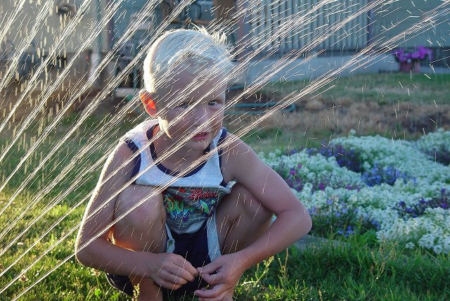 photo "Sprinkler boy" tags: portrait, children