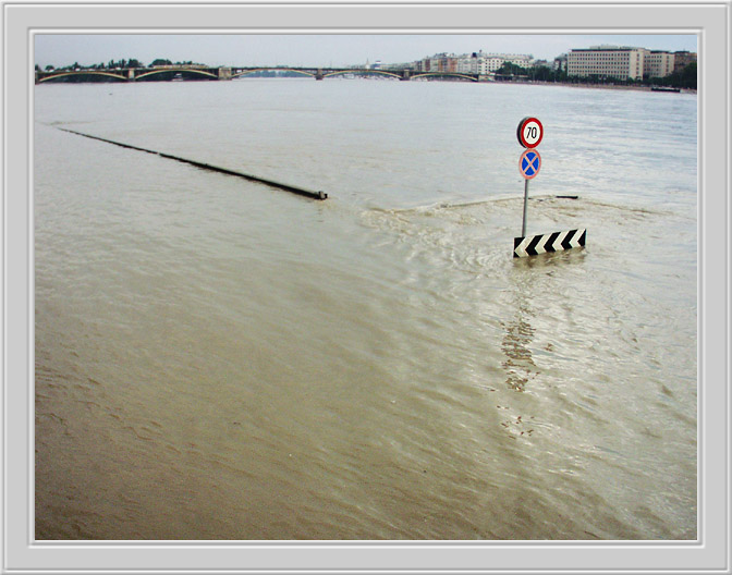 photo "Budapest.Flood.Left." tags: landscape, travel, Europe, water