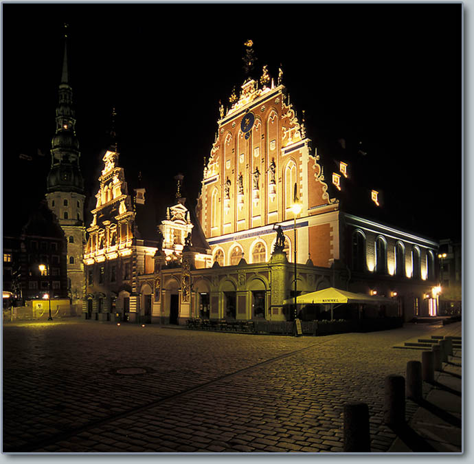 photo "The house Black-headed" tags: architecture, landscape, night