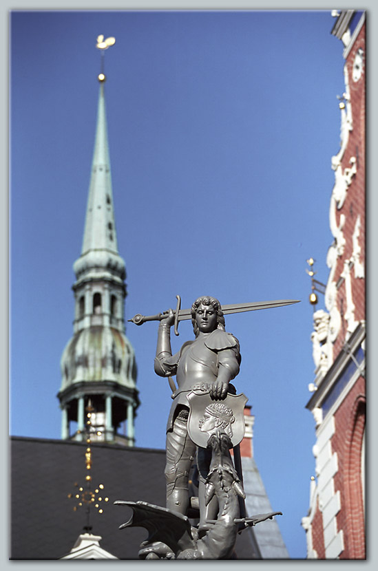 photo "Sculptures of house – 1" tags: architecture, travel, landscape, Europe