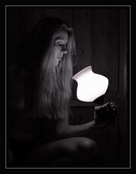 photo "The girl with a lamp" tags: genre, portrait, woman