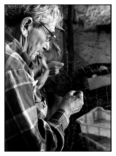 photo "repairing the fish nets" tags: portrait, travel, Europe, man