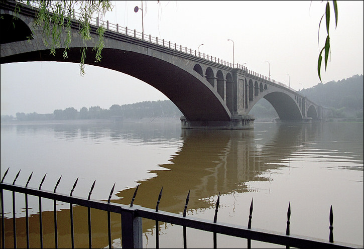 photo "The cloudy bridge" tags: architecture, travel, landscape, Asia