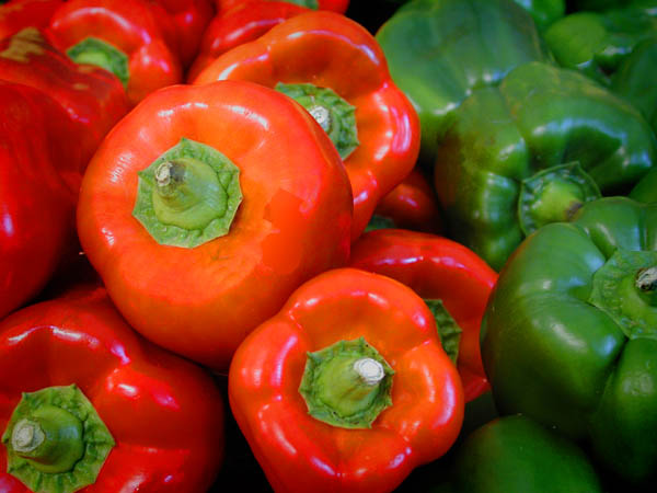 photo "Red & Green Peppers" tags: still life, macro and close-up, 