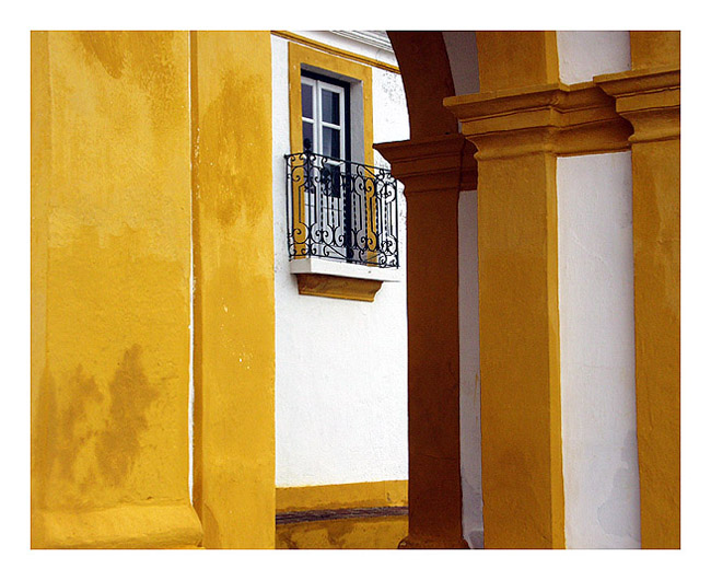 photo "In yellow" tags: architecture, landscape, 