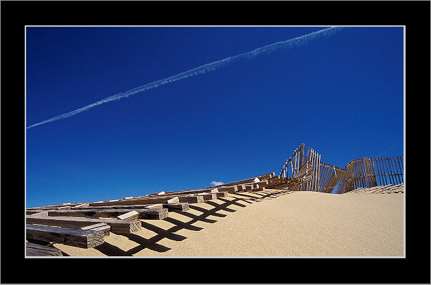 photo "Fences (The Last?)" tags: abstract, travel, Europe