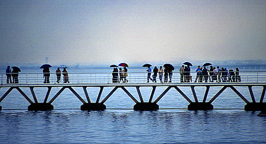 фото "Crossing..." метки: архитектура, пейзаж, 