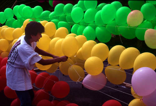 photo "Balloon Man, Tokyo Japan" tags: travel, reporting, Asia