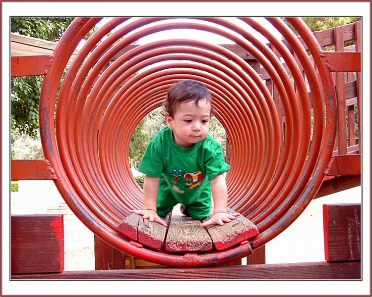 photo "Tunneling" tags: portrait, children