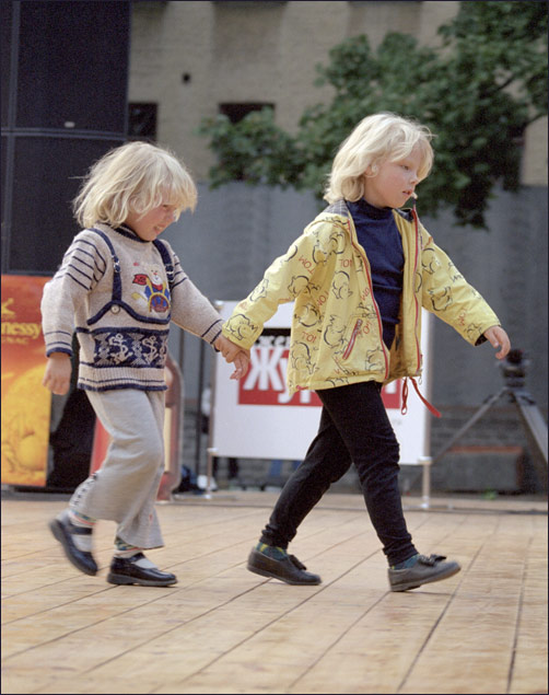 photo "The senior sister" tags: genre, portrait, children