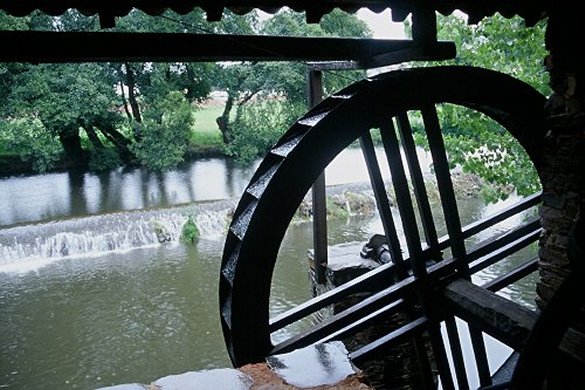 фото "Old oil-press over riverside of Serta (Portugal)" метки: пейзаж, вода