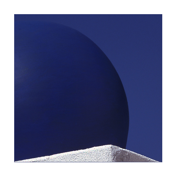 photo "Blue ball on a wall" tags: abstract, architecture, landscape, 