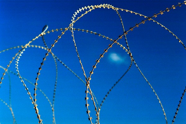 photo "Composition with barbed wire and sky" tags: misc., travel, Europe