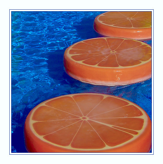 photo "Oranges on water #2" tags: abstract, humor, 