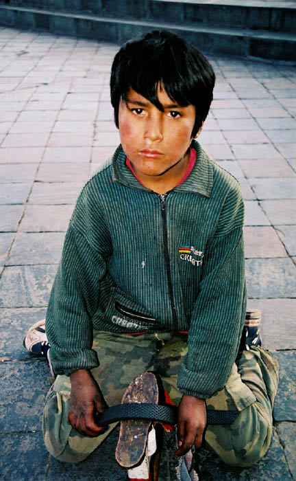 photo "Shoe-shine boy" tags: travel, portrait, South America, children