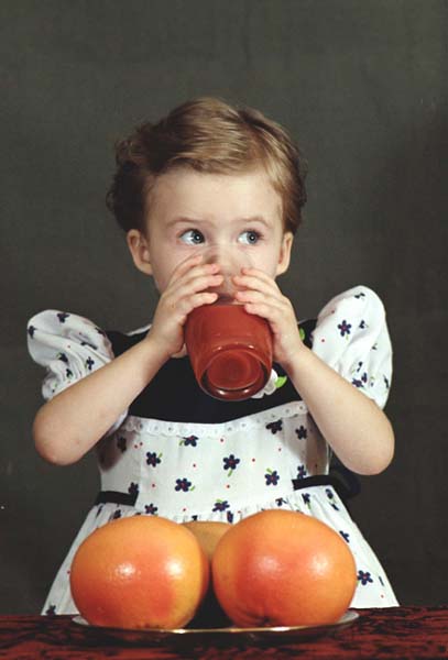 photo "Girl with juice" tags: portrait, children