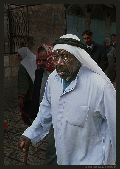 photo "WALKS ON OLD CITY." tags: portrait, man