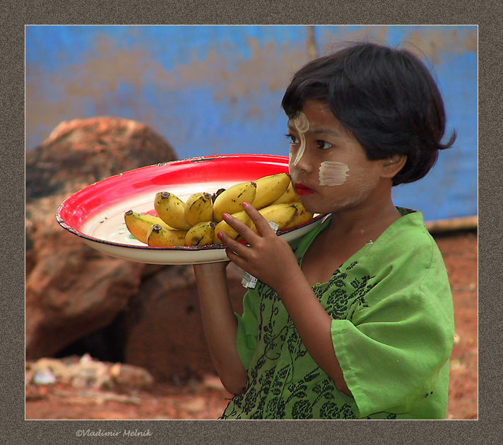 photo "Please, buy my bananas..." tags: portrait, genre, children