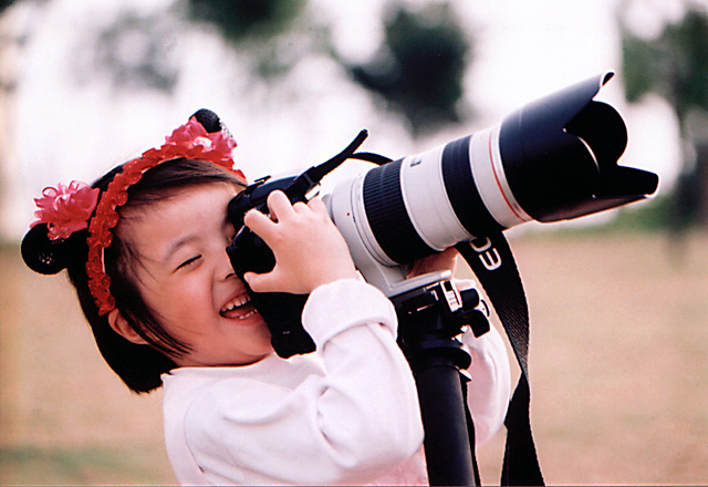 photo "Let Me try!" tags: portrait, children