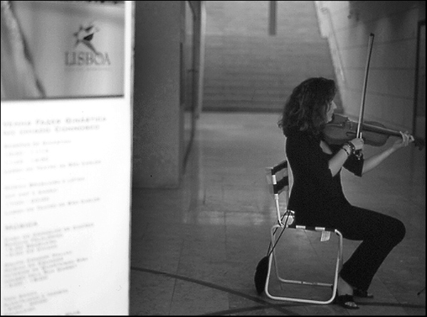 photo "The Street Violinist" tags: reporting, 