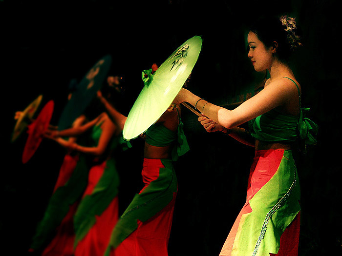 photo "Umbrella Dance" tags: reporting, travel, Asia