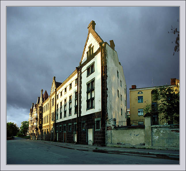 photo "Before a thunder-storm." tags: architecture, landscape, summer