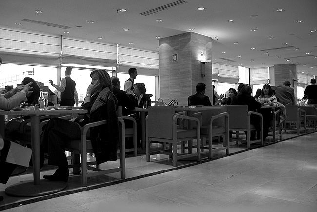 photo "In a Coffee-House" tags: reporting, black&white, 
