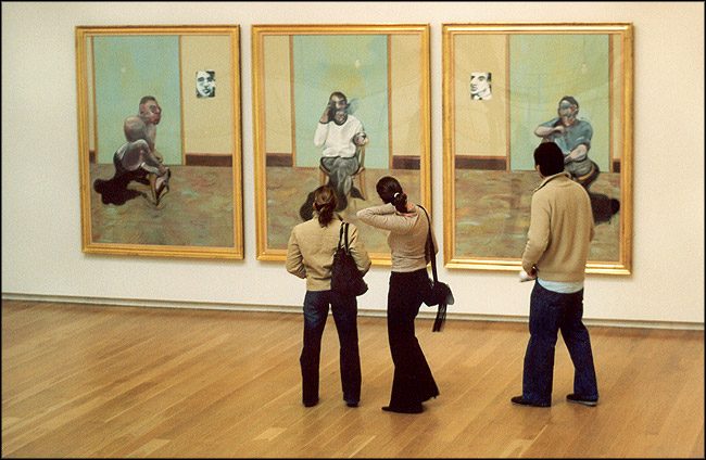 photo "Looking at the paintings" tags: reporting, genre, 