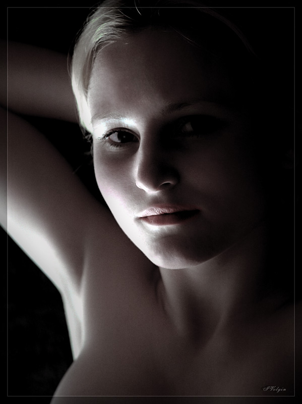 photo "Slightly opened door" tags: portrait, woman