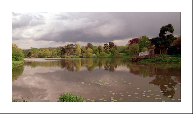 photo "Hever Castle Gardens" tags: landscape, clouds, water