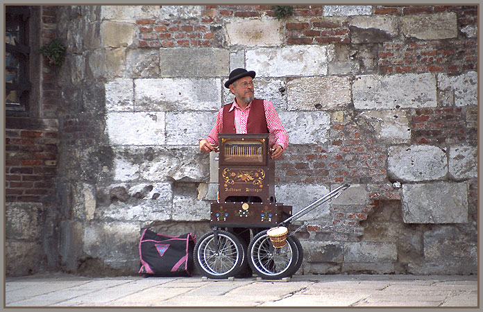 photo "The Musician - Honfleur - France" tags: travel, misc., Europe