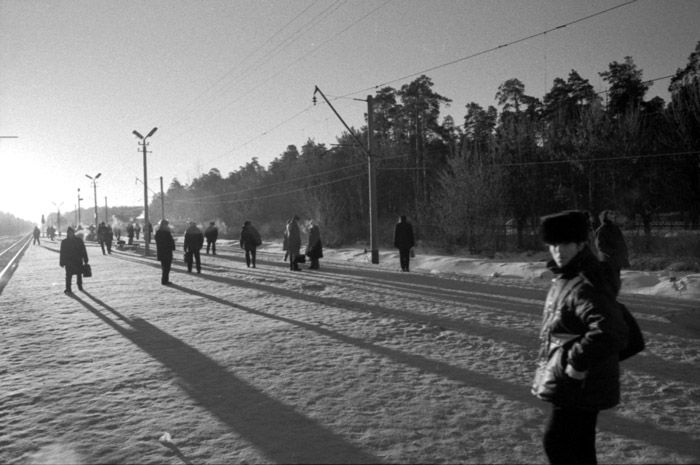 photo "Morning, going to work" tags: genre, black&white, 