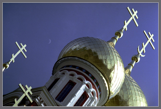 photo "Moon on turkish blue" tags: travel, architecture, landscape, Europe