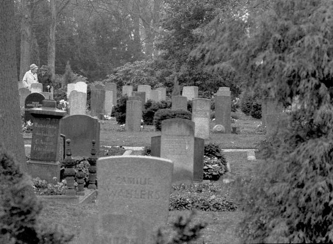 photo "In the afternoon on a cemetery" tags: black&white, reporting, 