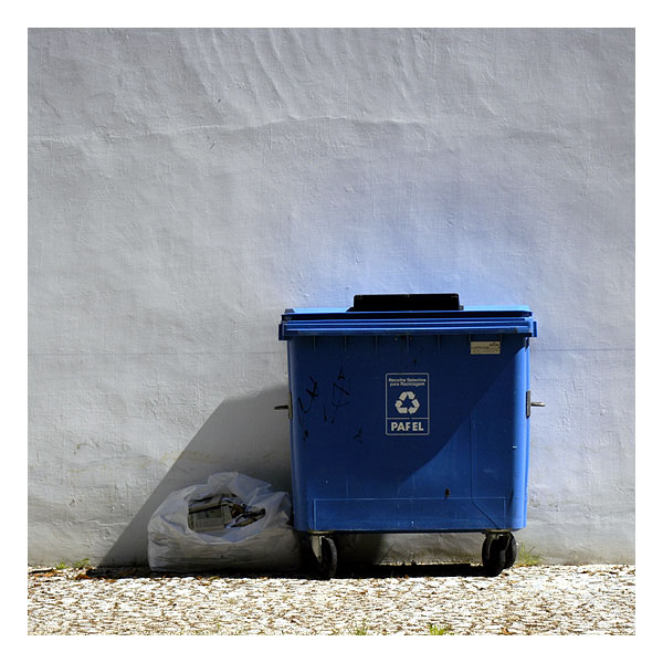 photo "Blue Paper Bin" tags: architecture, misc., landscape, 