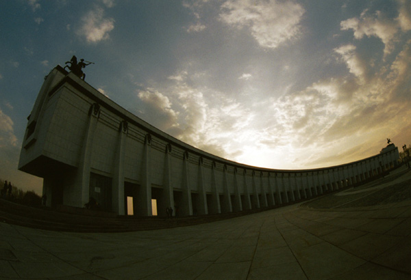 photo "Park of the Victory" tags: architecture, landscape, clouds