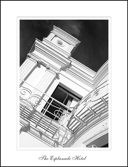 photo "The Esplanada Hotel" tags: architecture, black&white, landscape, 