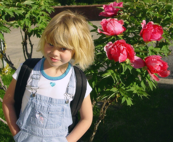 photo "A Girl and Flowers" tags: portrait, misc., children