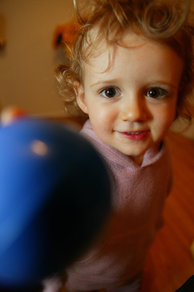 фото "angele gives me a blue ball" метки: портрет, дети