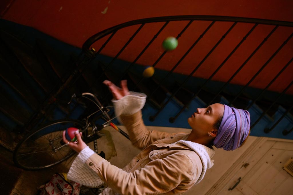 photo "female juggler in a staircase" tags: portrait, reporting, woman