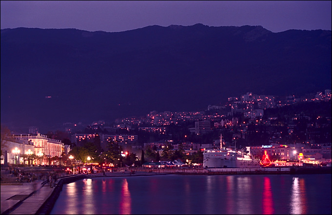 photo "Evening In Jalta" tags: architecture, landscape, mountains