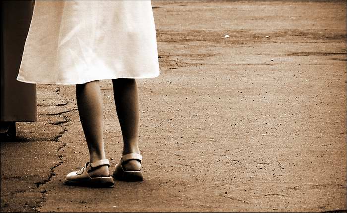 фото "Little girl with withe dress" метки: разное, черно-белые, 