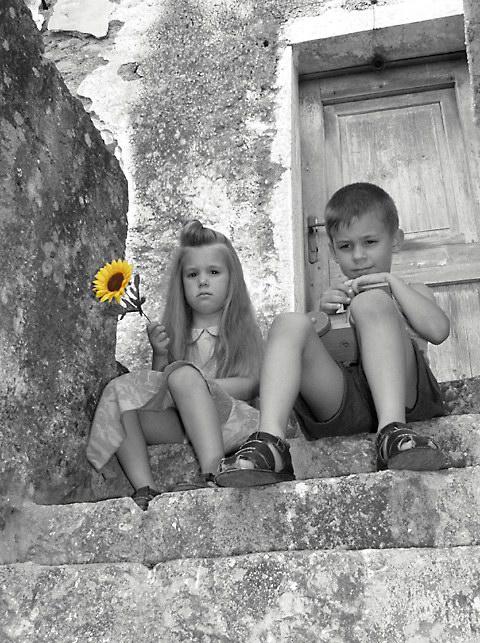 photo "Birthday Present" tags: black&white, portrait, children