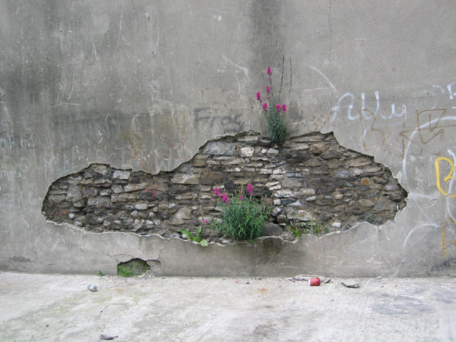 photo "crack in the wall" tags: architecture, travel, landscape, Europe
