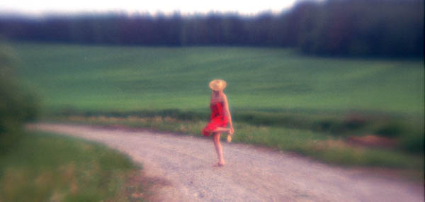 фото "девушка, достающая камешек" метки: пейзаж, жанр, лето