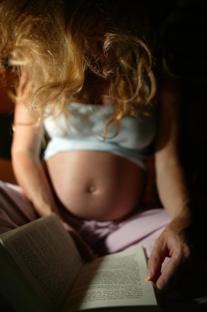 фото "belly baby reads at night" метки: портрет, дети, женщина
