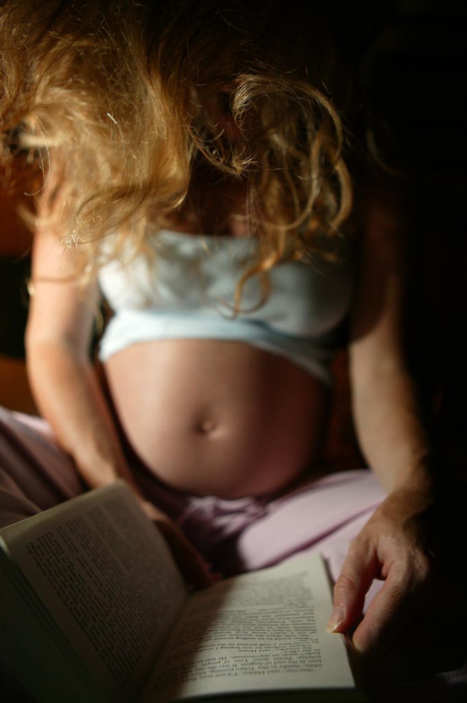 photo "belly baby reads at night" tags: portrait, children, woman