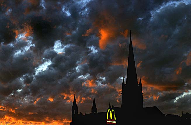 photo "I eat Macca`s religiously" tags: reporting, landscape, sunset