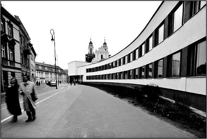 photo "Curves, streets of Vilnius" tags: architecture, black&white, landscape, 